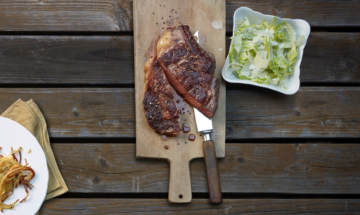 Côtes de bœuf au beurre au basilic, accompagnées d'une salade César -  Viande Suisse