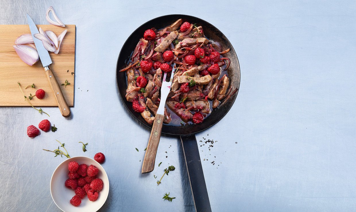 Emincé de foie de veau aux échalotes et framboises dans un jus au thym ...