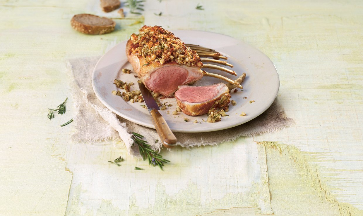 Rack d’agneau en croûte de roquefort et pignons de pin - Viande Suisse
