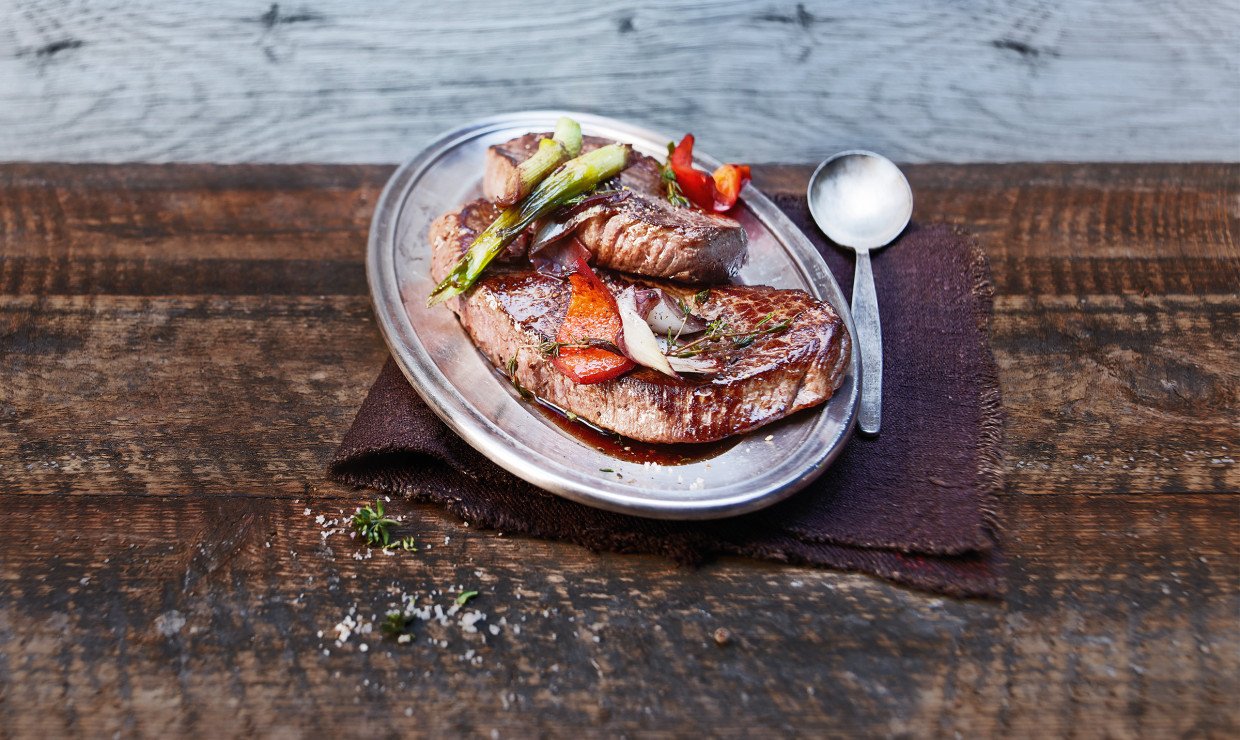 Rumpsteak mit Frühlingszwiebeln und Peperoni