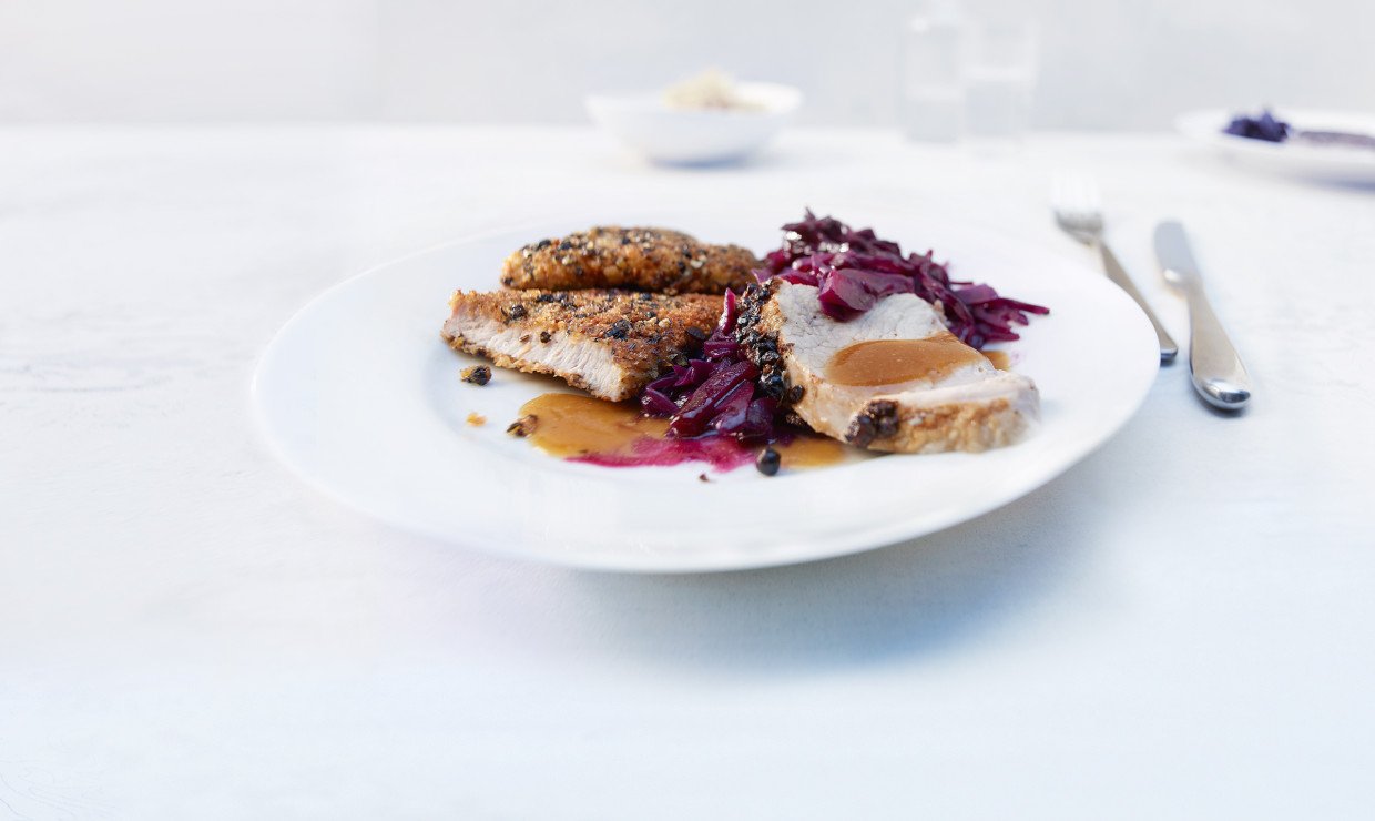 Rezept Schweinsplaetzli in Wuerzpanade Schweinsbraten im Wacholdermantel mit Rotkohl