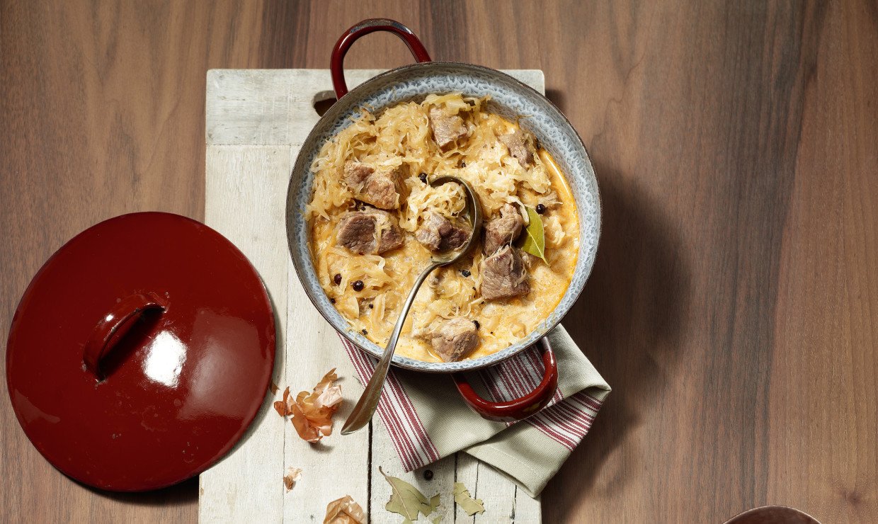 Rezept_Schweinsvoressen_geschmort_in_Sauerkraut_mit_Paprikapulver_Wacholder_und_Sauerrahm