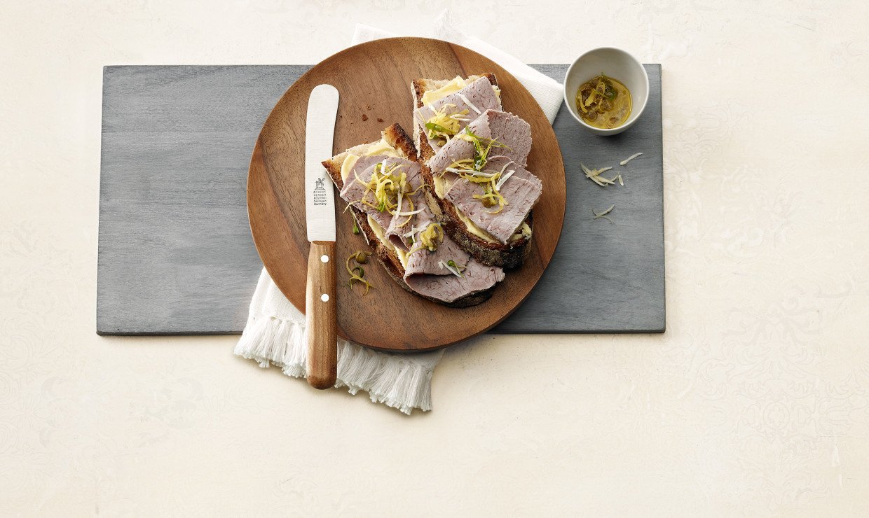 Rezept_Siedfleisch_vom_Kalb_kalt_aufgeschnitten_mit_Zitronenschale_Kapern_und_Meerrettich