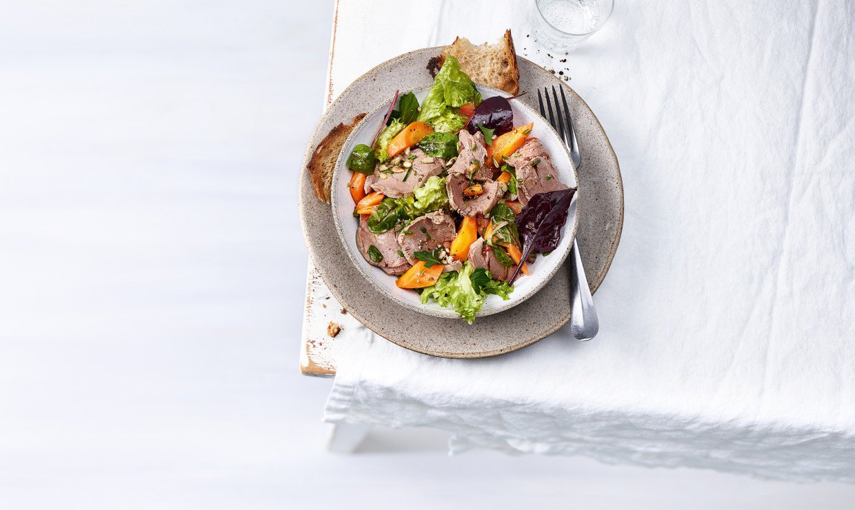 Pochiertes Kalbsfilet auf buntem Salat