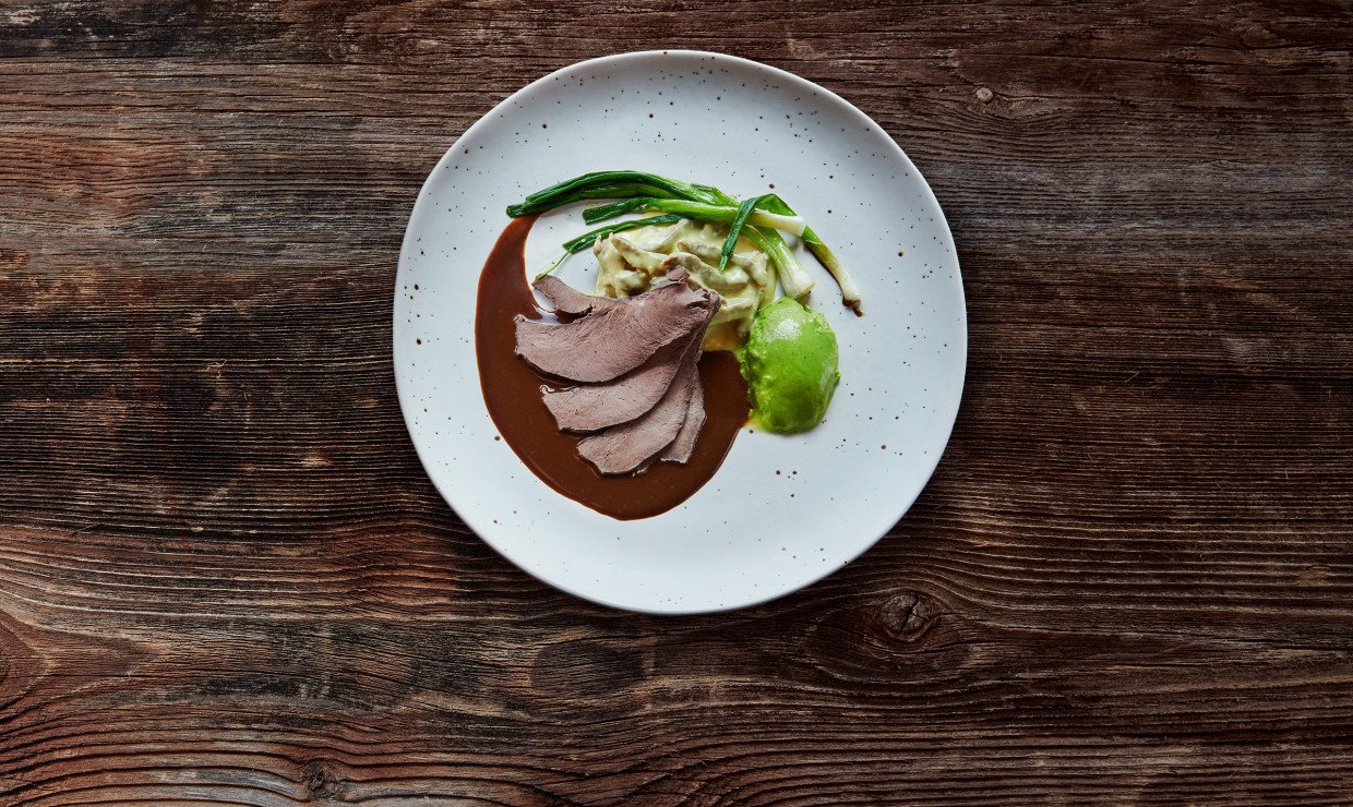 Kalbslunge und Herz mit Fendant und Frühlingszwiebeln