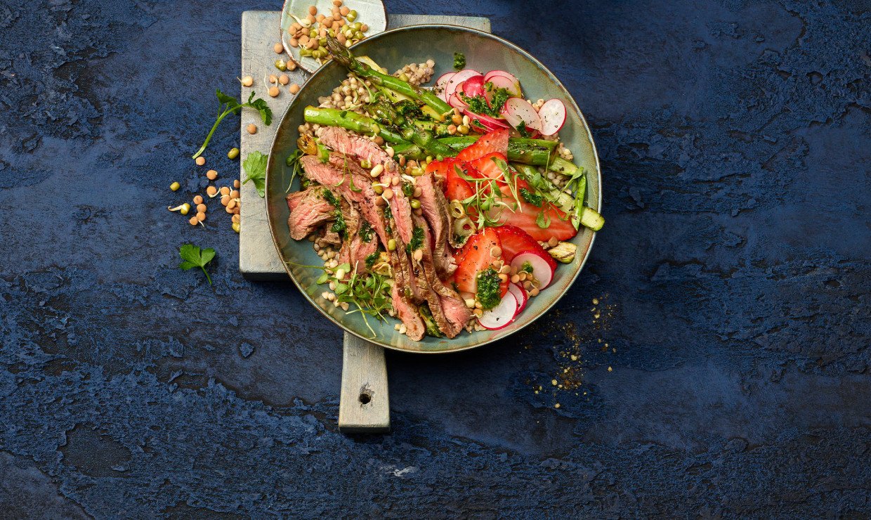 Flanksteak-Bowl-mit-Erdbeeren-Spargel.jpg