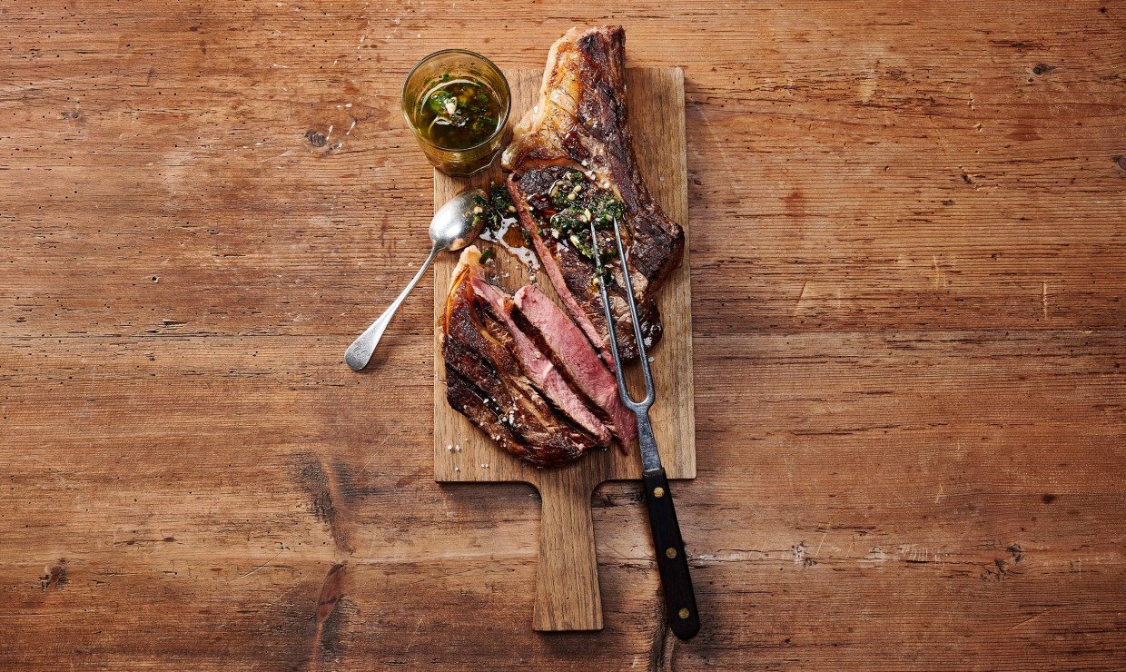 Cote De Bœuf Avec Salsa Et Salade De Pain Viande Suisse