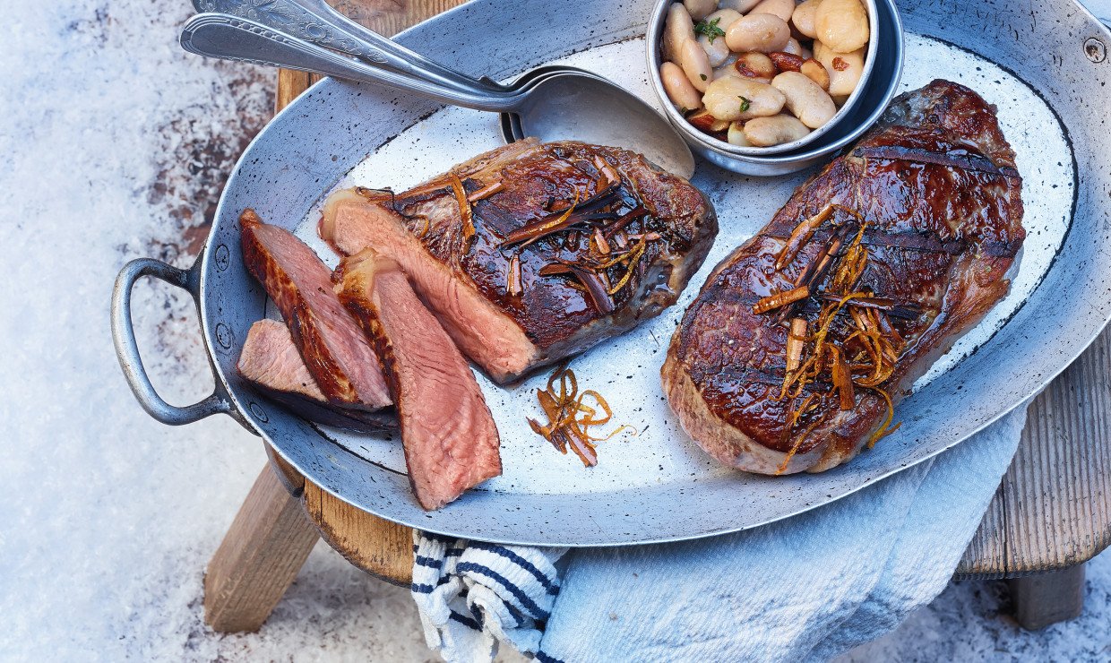 Entrecôte double mit Zimt, Pfeffer und Orange auf Bohnen