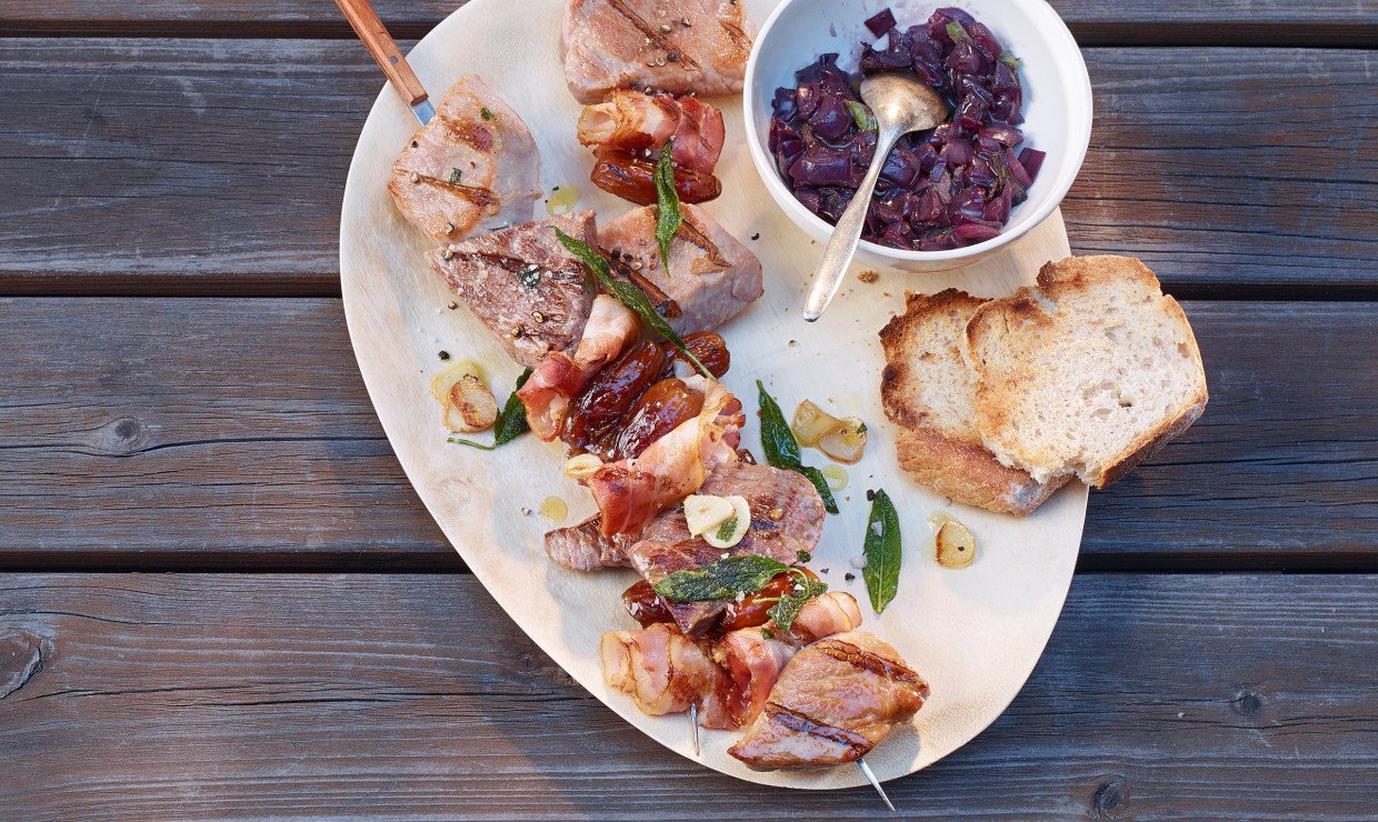 Fleischspiesse mit Speck, Datteln und Zwiebel-Confit