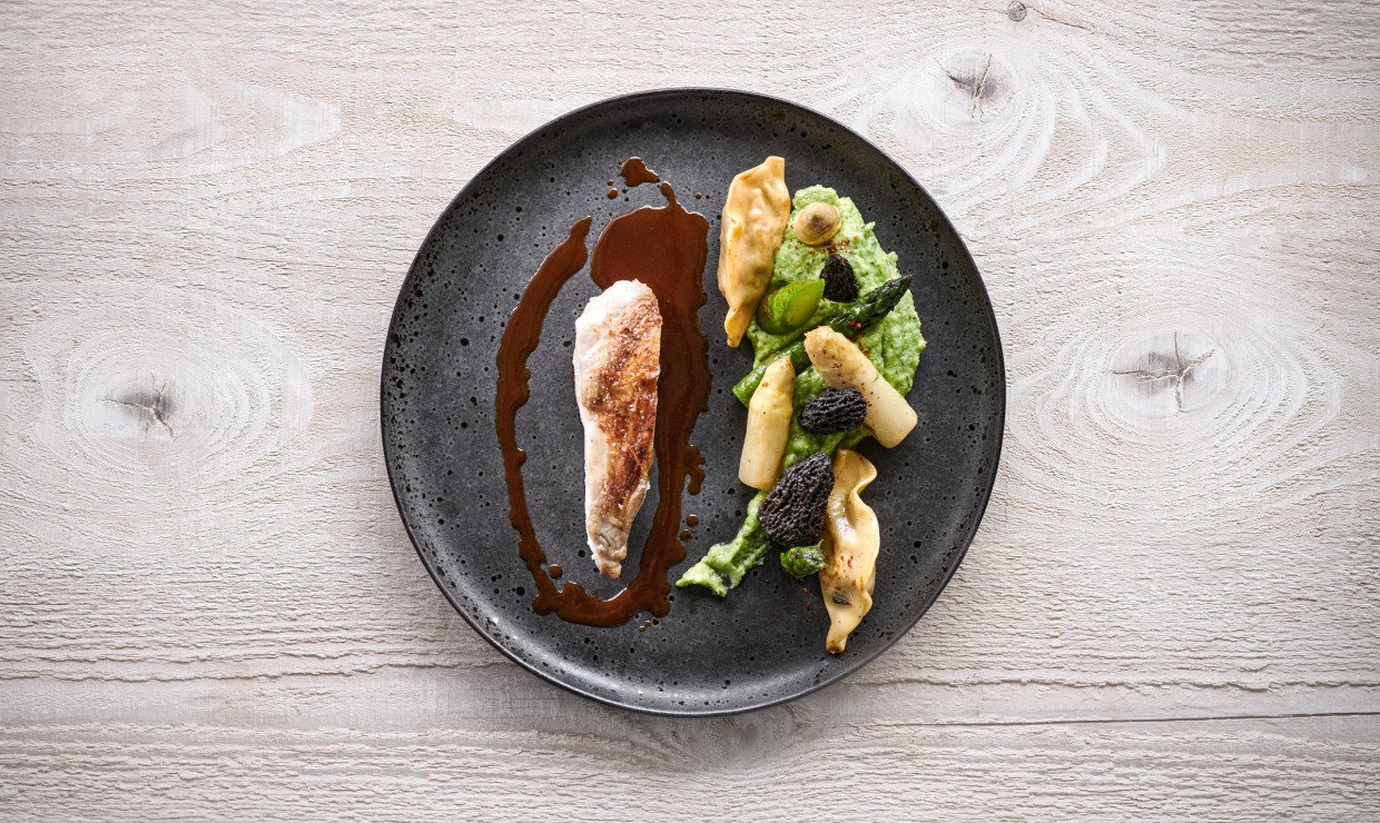 Alpstein-Poulet mit Spargeln an Morcheln und Bärlauch-Ribelmais