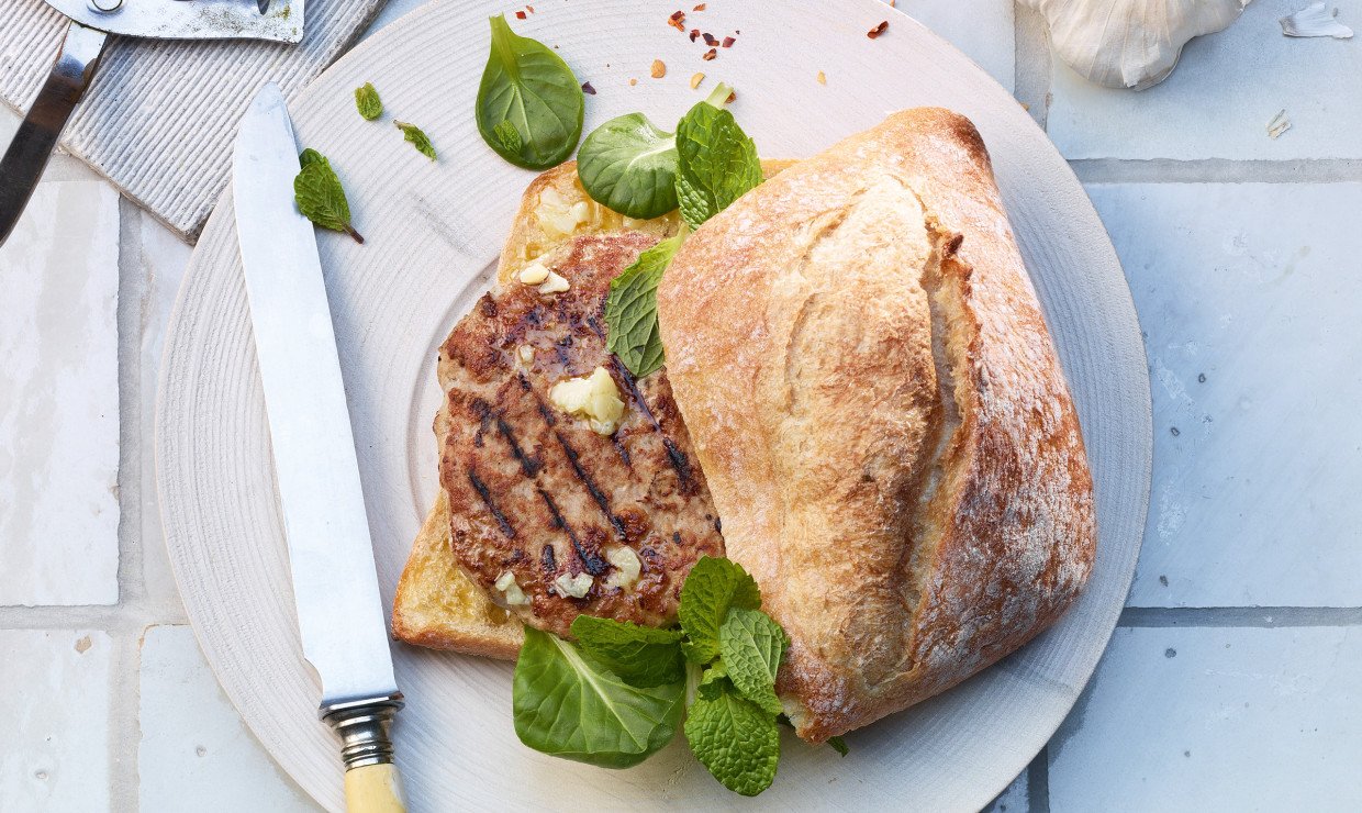 Lammburger mit Chili, Zitrone, Kräutern und Knoblauchbutter