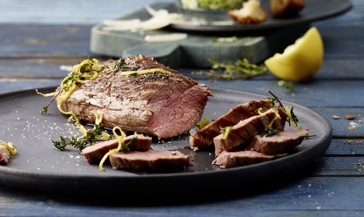 Petit tender de bœuf grillé avec salade César Viande Suisse