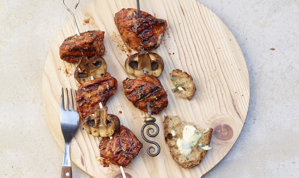 Pouletspiess an Zitronenrub mit Estragonbutter und geröstetem Brot