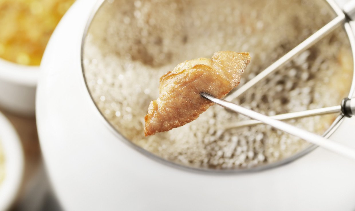 Thai-Fondue mit Pouletschenkeln und Curry-Dip