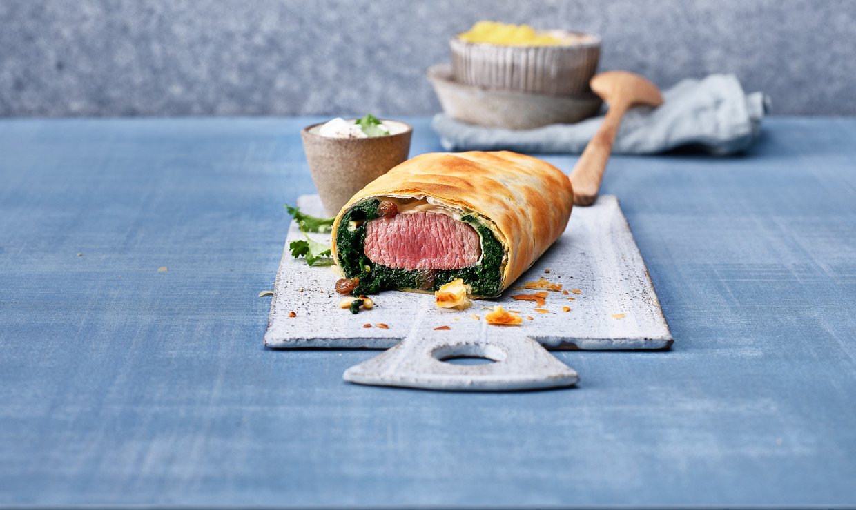 Agneau en pâte à strudel avec épinards et raisins secs Viande Suisse