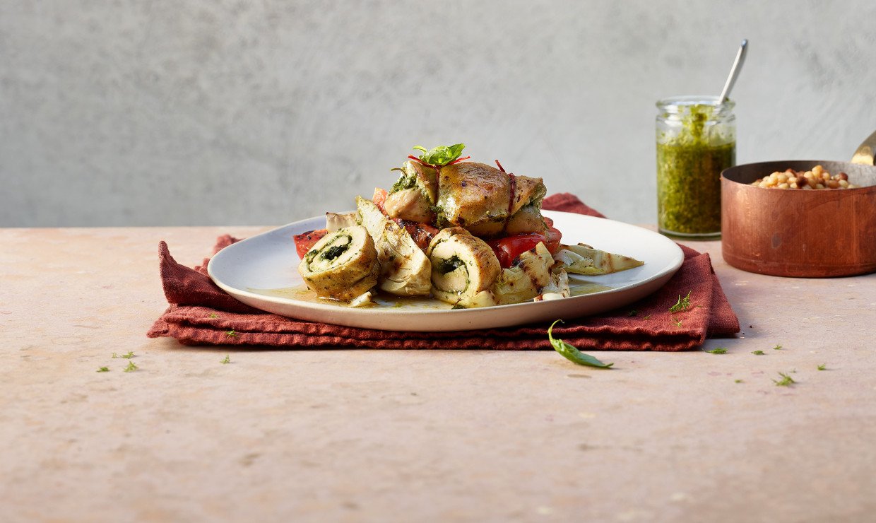 pouletbrustroellchen mit pesto grillgemuese und fregola