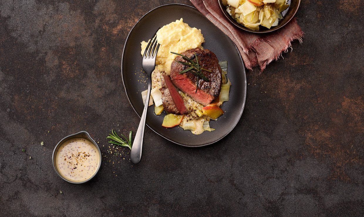 Hero-rindshuftsteak-an-senfsauce-mit-chicoree-gemuese-und-polenta.jpg