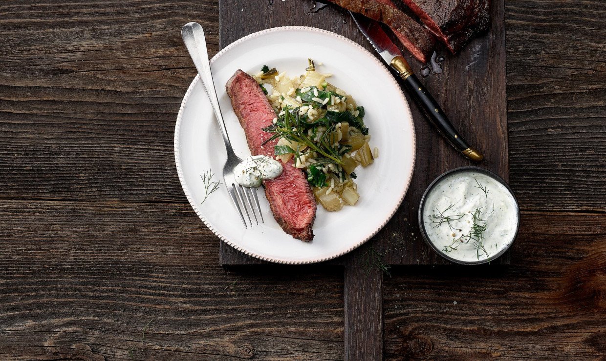 Flat-iron-Rind_mit-dill-knoblauchdip-und-gemuesepilav.jpg