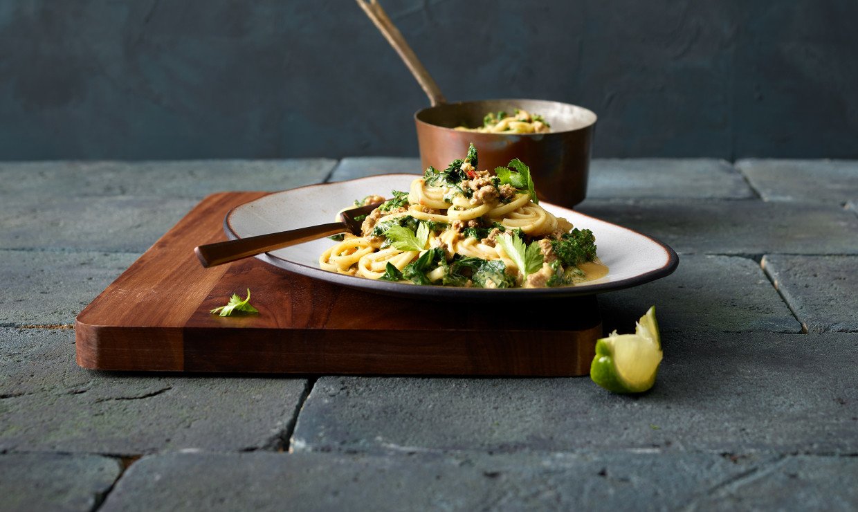 Hero_curry-nudel-one-pot-mit-rindshackfleisch-und-federkohl-011122.jpg