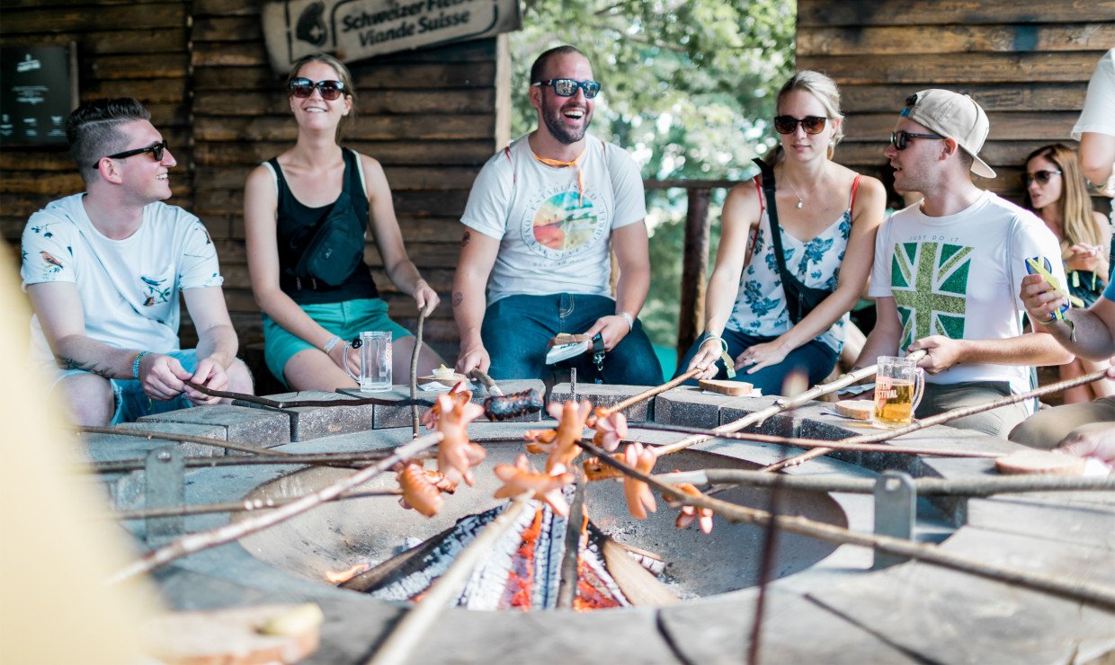 Menschen rund um das Campfire