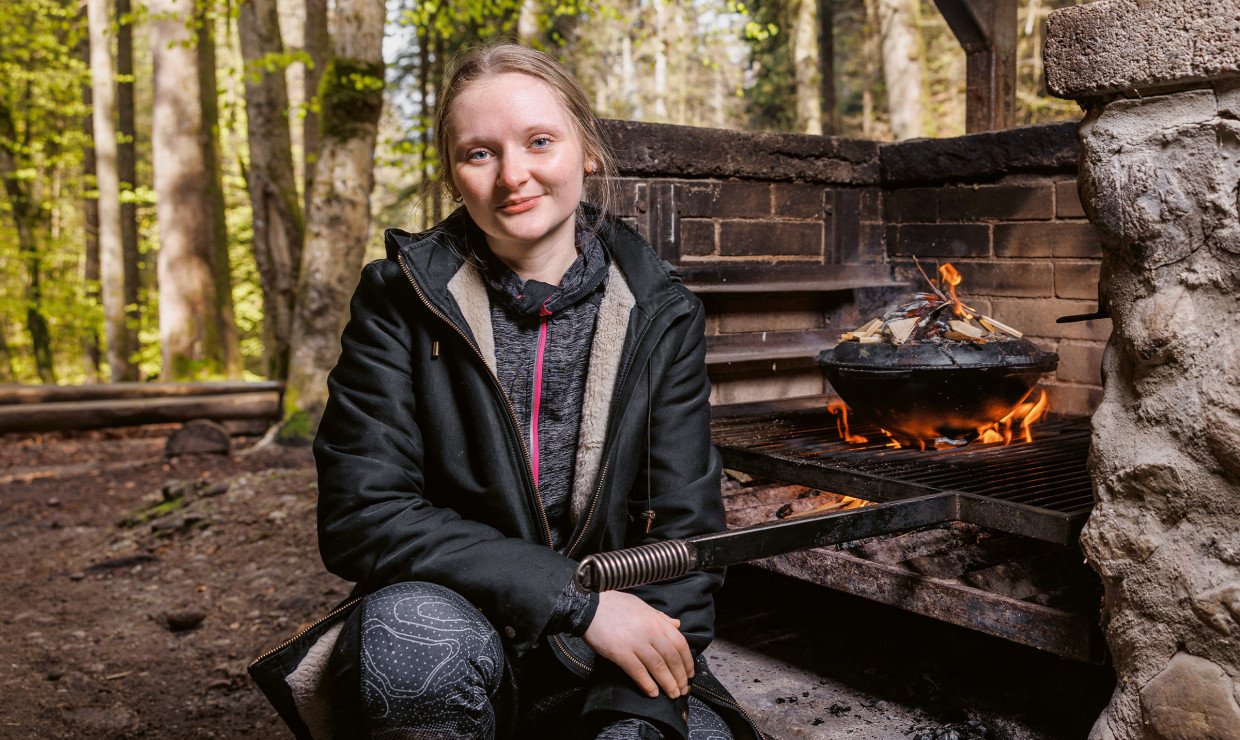 Anastasia bei Feuerstelle MuG 2/23