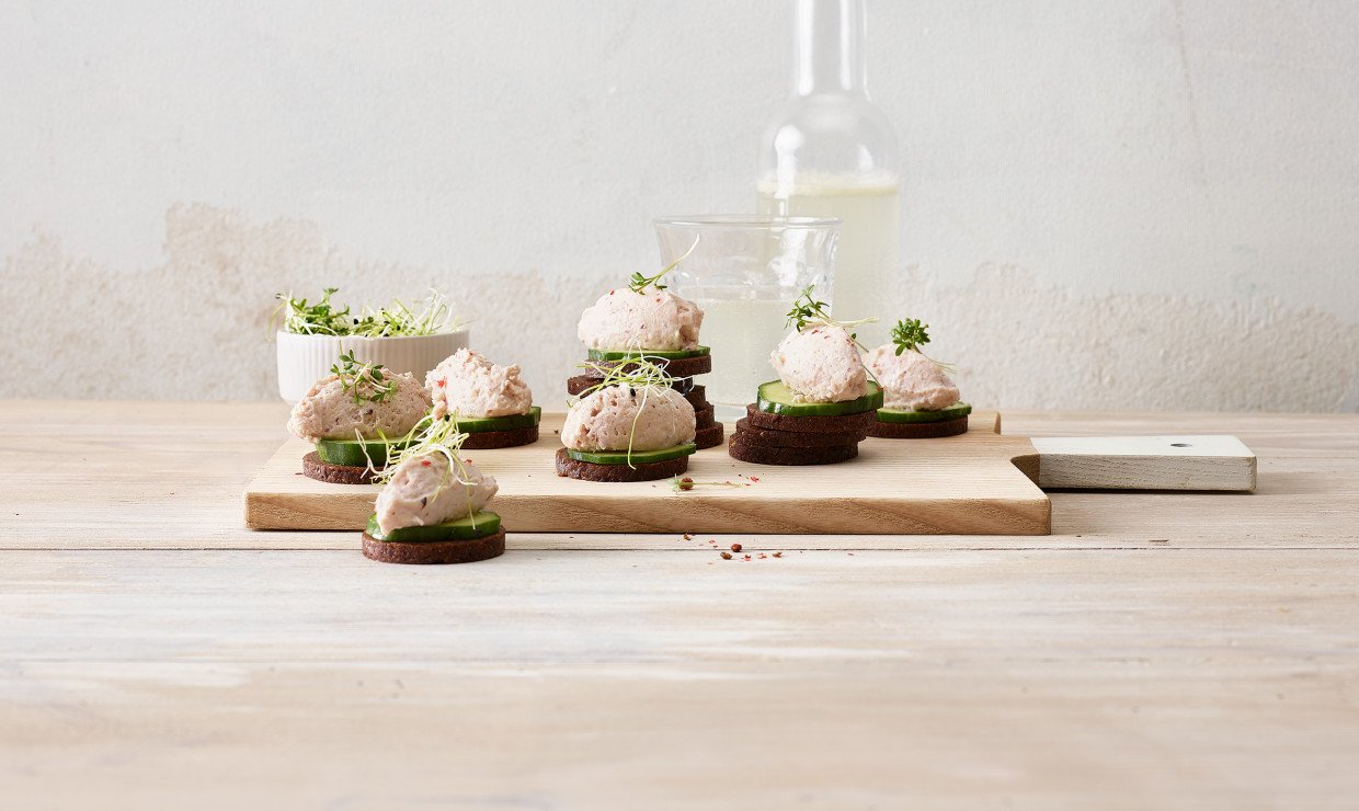 Schinkenmousse auf Gurke und Pumpernickel