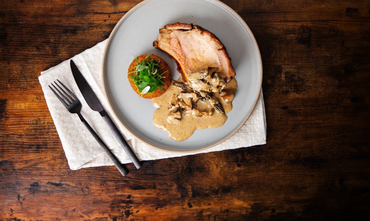 Schweinsrack mit Pilzrahmsauce und Spinat-Käse-Kroketten