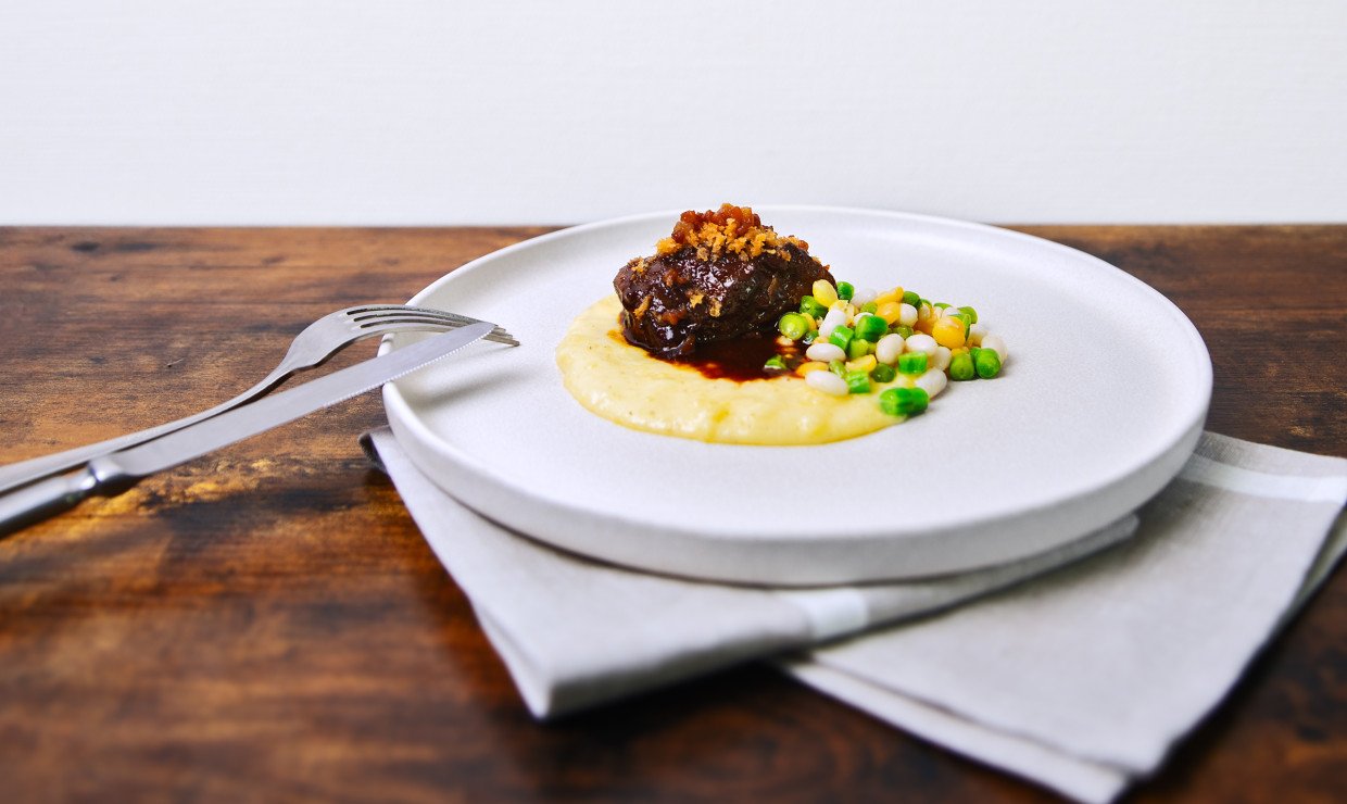 Schweinsbäckli mit Crumble und Erbsen-Bohnen-Salat