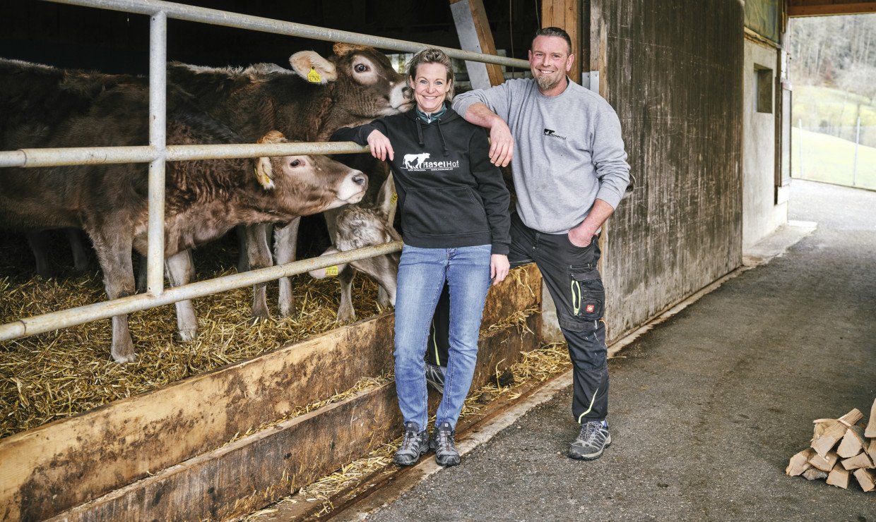 Haselhof Betreibende im Porträt mit Kälber