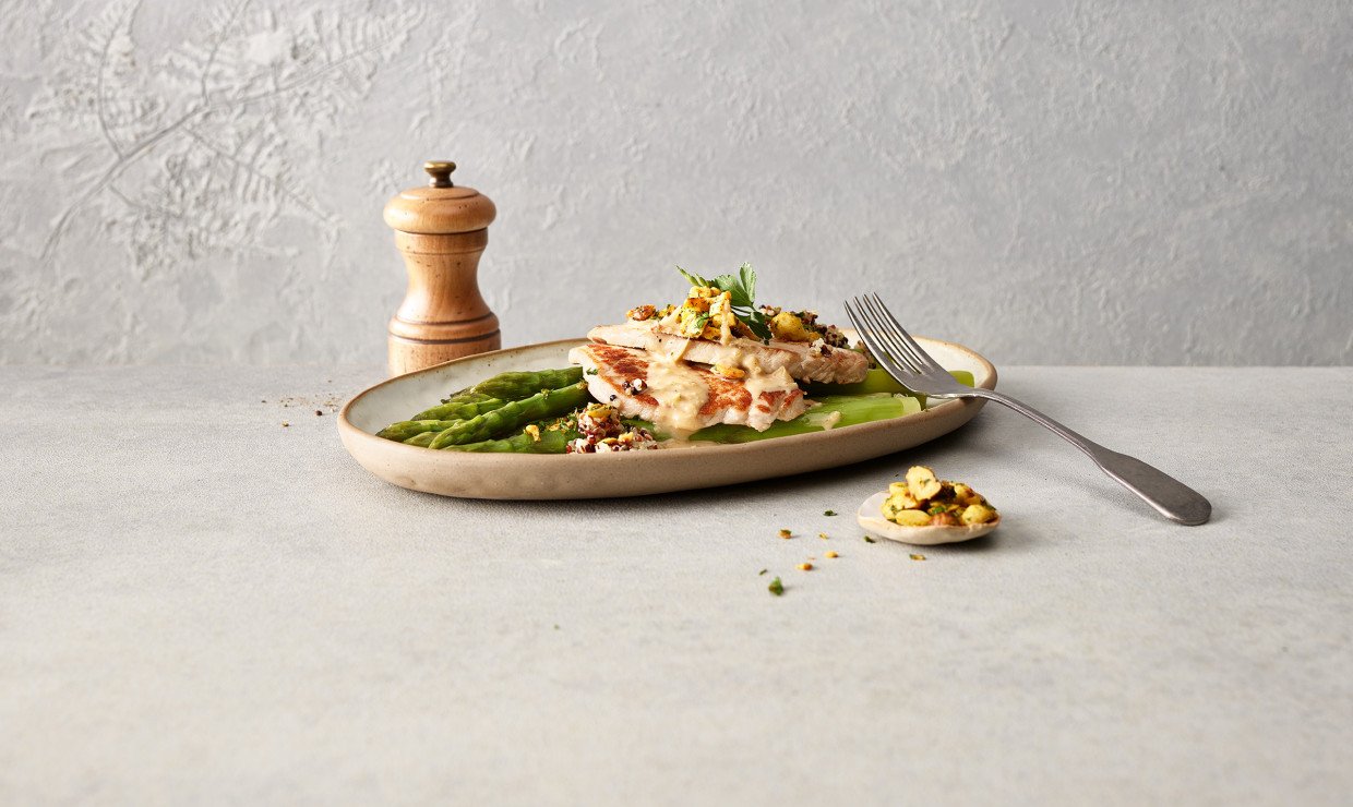 Schweinsschnitzel auf grünem Spargel