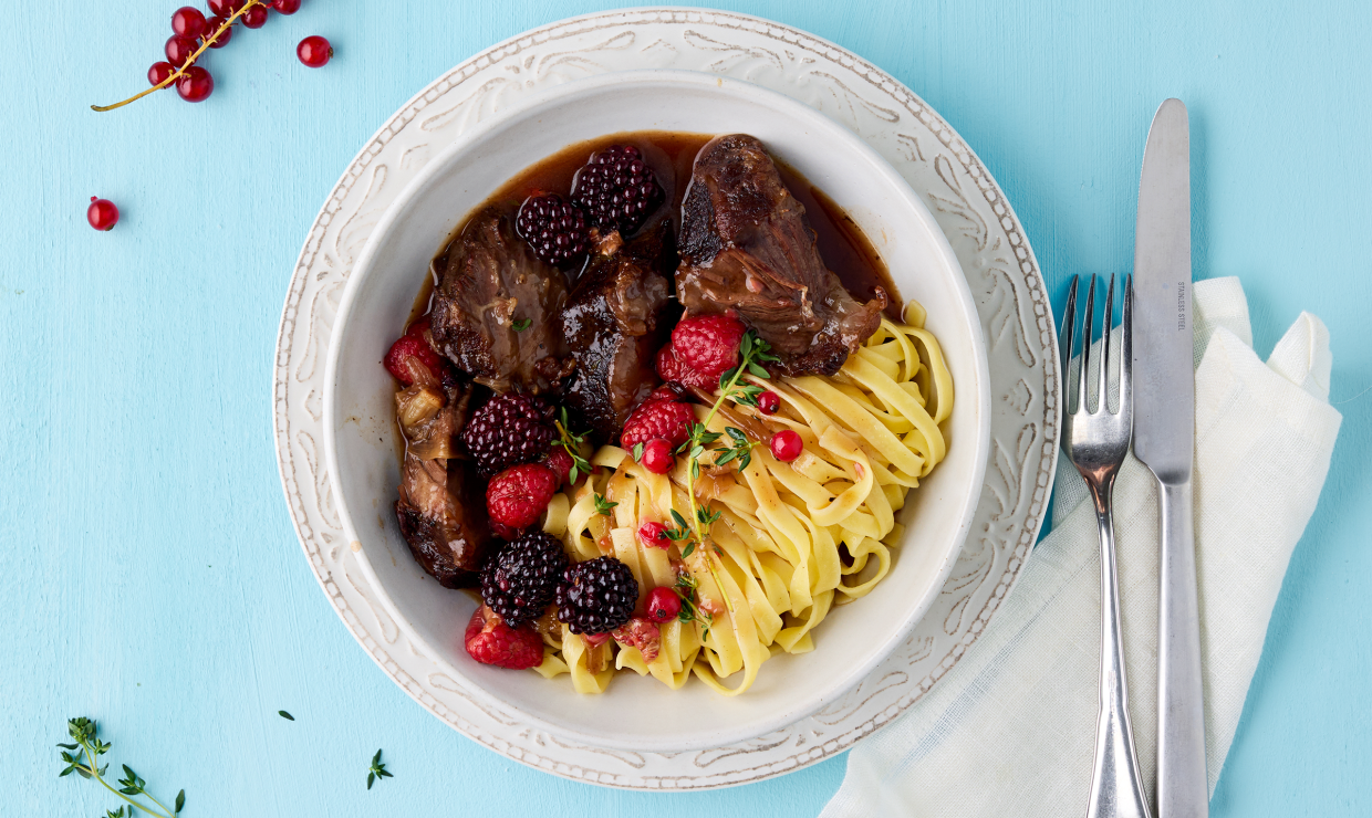 Rindsbaeggli mit Waldbeeren-Sauce