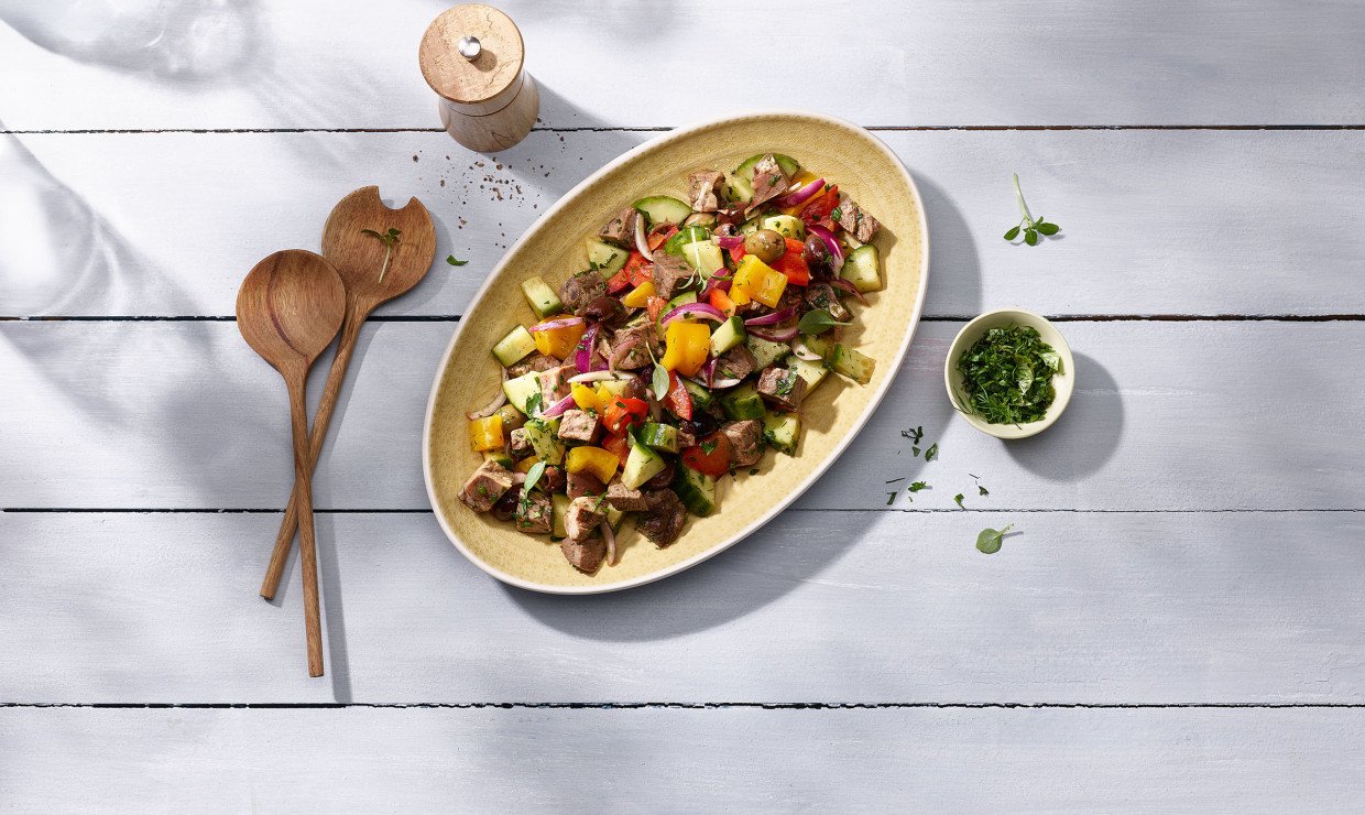 Sommerlicher Siedfleischsalat mit Peperoni, Gurken und Oliven