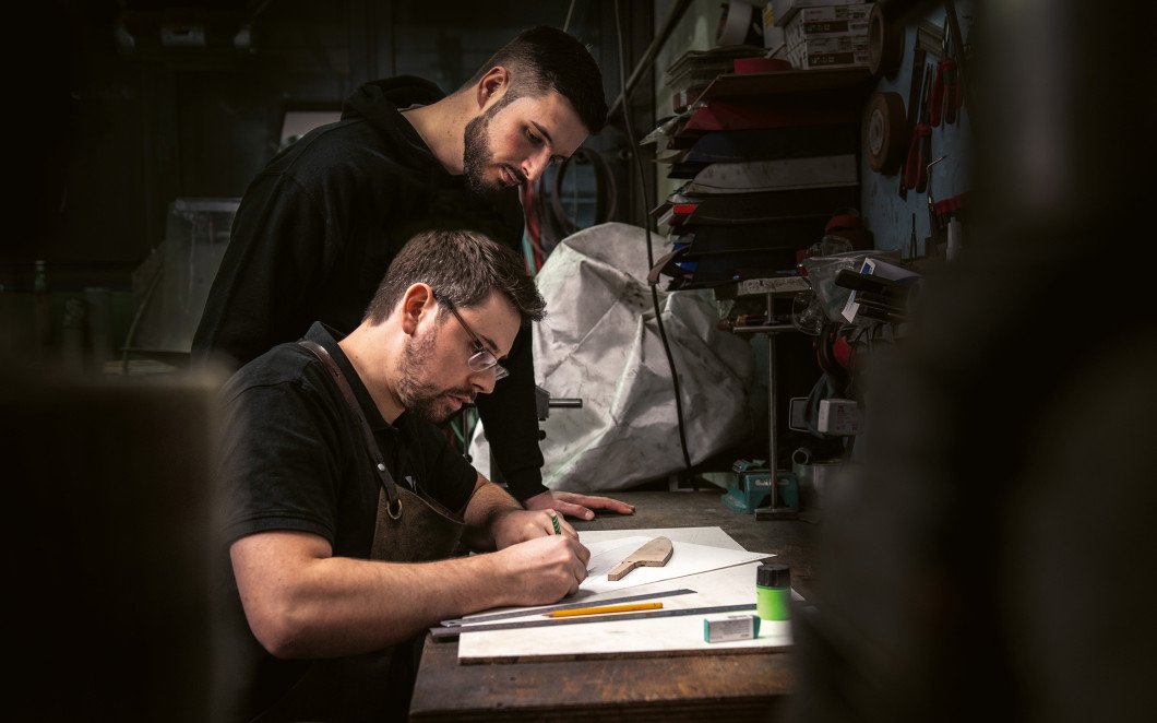 Pour l’esquisse, le coutelier se renseigne sur l’utilisation du couteau et analyse la technique de coupe de son client.