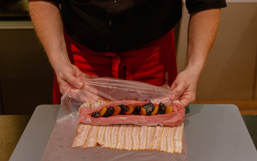 un filet de porc aux pruneaux et aux abricots enroulé de lard.
