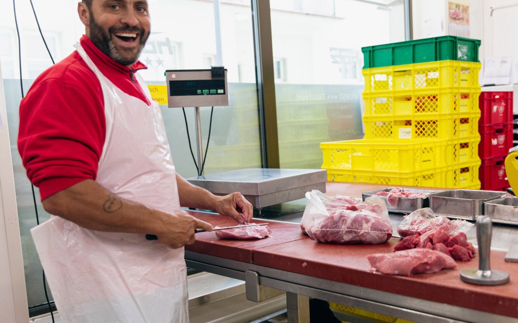 Ein Angestellter schneidet das Fleisch der Tiere zu, welche die Metzgerei Hotz direkt bei den Bauern in der Region einkauft.