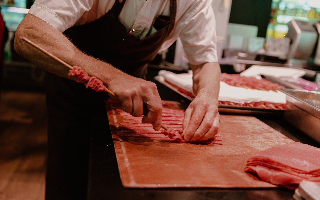 Travail manuel: pour une brochette juteuse, la viande de veau est coupée en fines tranches et posée finement sur des piques.