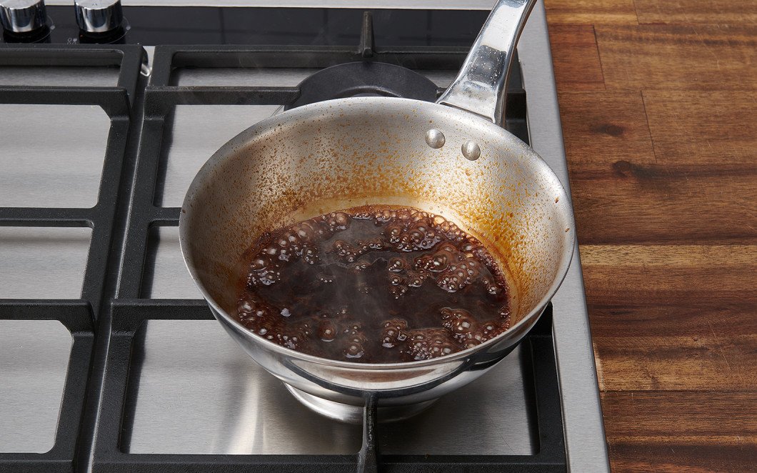 Die Sauce eine Weile auf hoher Stufe einkochen lassen. Je mehr Wasser verdampft, umso dickflüssiger wird die Sauce.