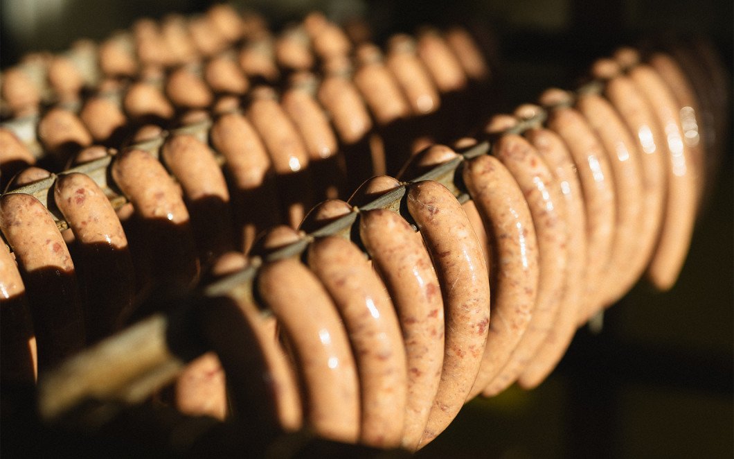 Des saucisses qui sèchent à l'air libre