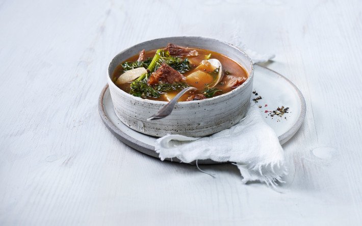 Rezept_Ochsenschwanzsuppe_mit_Federkohl_und_Topinambur