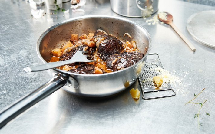 Rezept_Rindskopfbaeggli_im_Sellerie_Rotwein_Sud