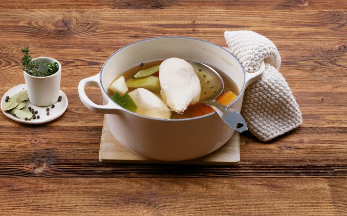 Pouletbrust in Pochierflüssigkeit