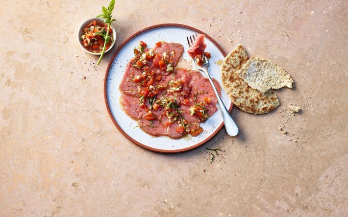 Kalbs Carpaccio mit Tomaten Salsa und Fladenbrot