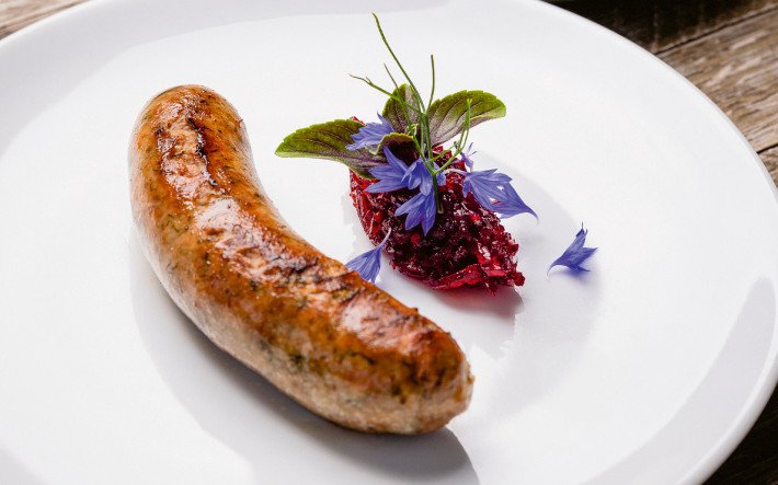 Une saucisse allongée