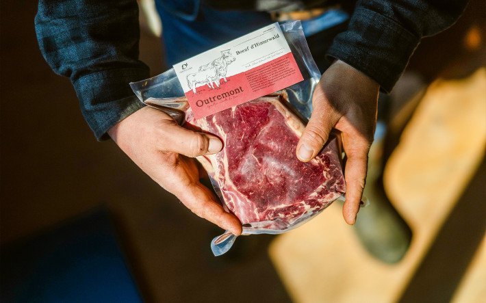 Abgepacktes Fleisch in Händen
