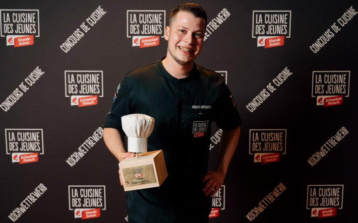 Remo Messerli mit Pokal 