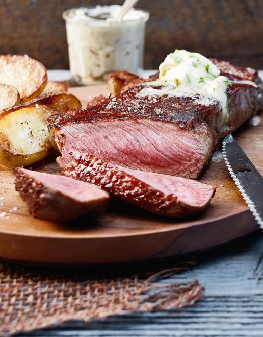 Entrecote_mit_Kraeuterbutter_und_Bratkartoffeln