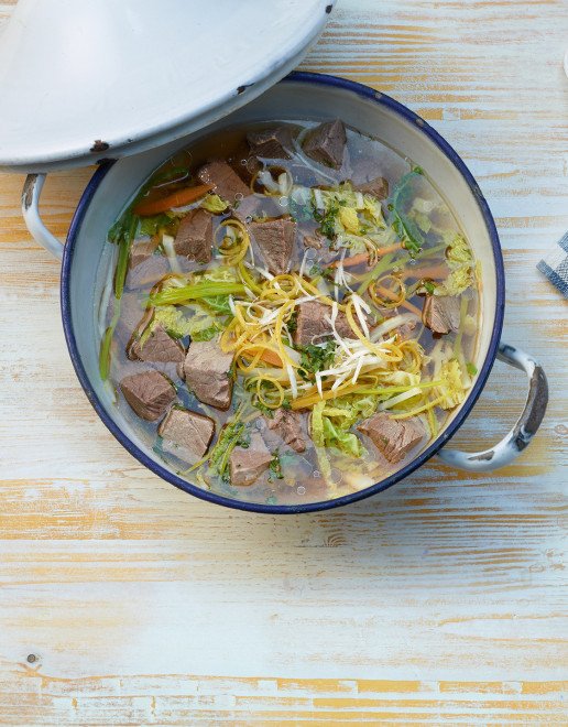 Rezept_Kraeftige_Rindfleischsuppe_mit_Gemuesestreifen_Meerrettich_und_Zitronenschale