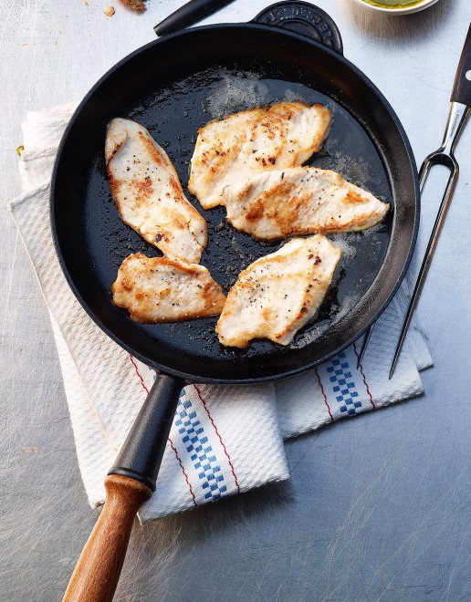 Rezept_Pouletbrustscheiben_mit_Pistazienpesto_und_Rueblisalat