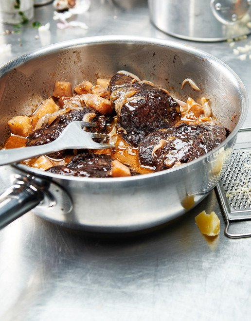 Rezept_Rindskopfbaeggli_im_Sellerie_Rotwein_Sud