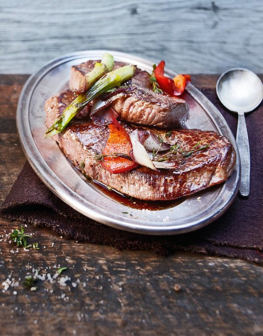 Rumpsteak mit Frühlingszwiebeln und Peperoni